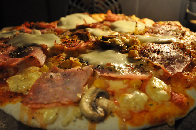 Tomate, mozzarella, barrengorri eta urdaiazpiko pizza